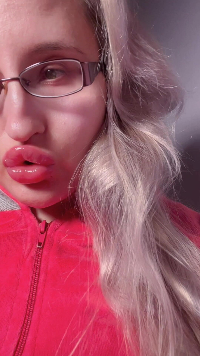 FinDom Goaldigger: Bimbo Red Lipgloss被迷住
