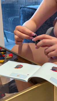 Šukání koz velkého výstřiku na moje velká prsa při pokusu postavit lego