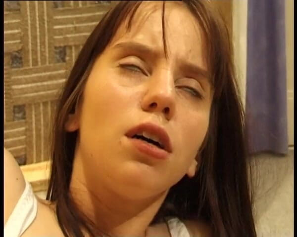 YOUR FIRST PORN: A Maria le gusta la satisfacción anal
