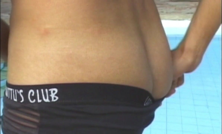 Crunch Boy: Trio Latinos at the swimming pool