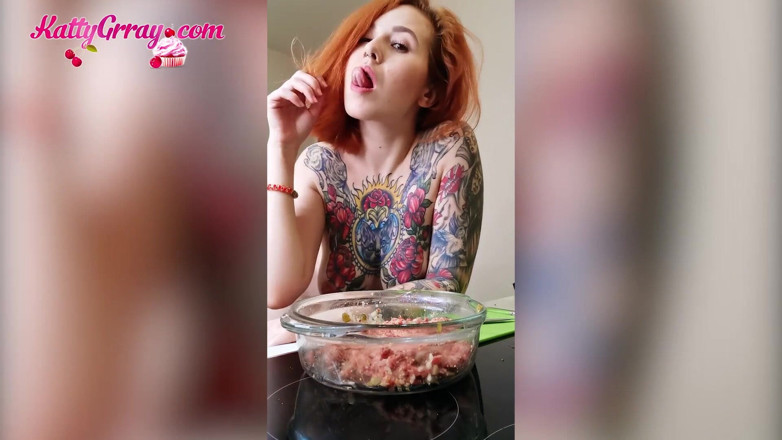 Katty Grray: Babe big natural tits fingering pussy, dancing, and cooking in...