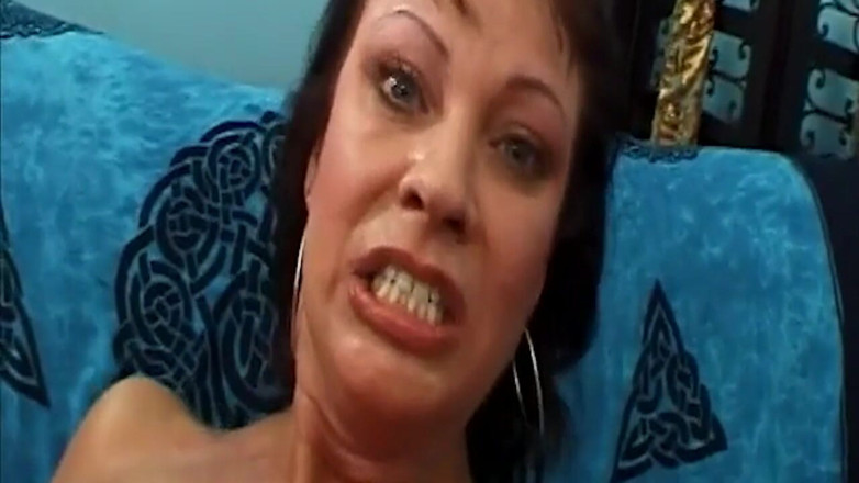 Mature Wanker: Prsatá MILF prsty chlupatá kundička kape mokrá ve spodním prádle