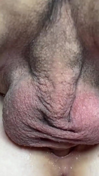 Close-up de buceta apertada, gozada interna pulsante e porra pingando