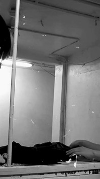 クラシックな細身のブルネット2人がレズビアンのストラップオンセックスを愛する