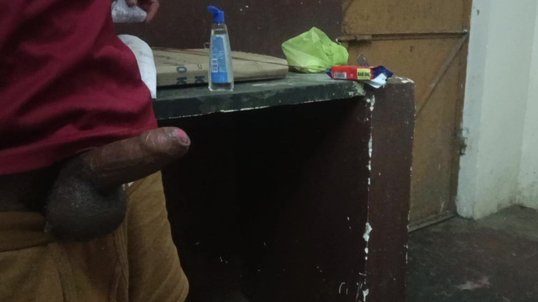 Brijesh 270: Moje žena mě nechává sama doma, ale můj soused mě vždy...