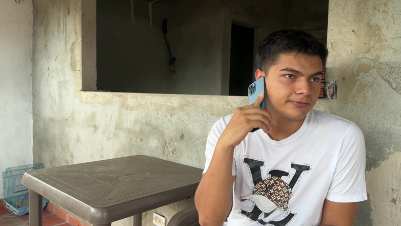 ManuelaAlvarez: Je réconforte ma voisine sexy qui m’appelle pour me dire...