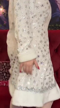 O fată de 18 ani, Snow Maiden a întârziat cu cadoul ei de Anul Nou și a decis să plătească pentru el în natură