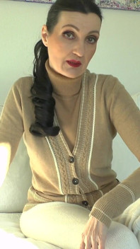 อีกสี่ชั่วโมงก่อนงานแต่งของเธอ เอาแตกใส่เสื้อสเวตเตอร์คุณแม่เลี้ยงสิ Lady Victoria Valente