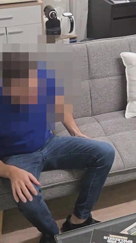 Bidello etero sposata convinto a fare il gay per pagare