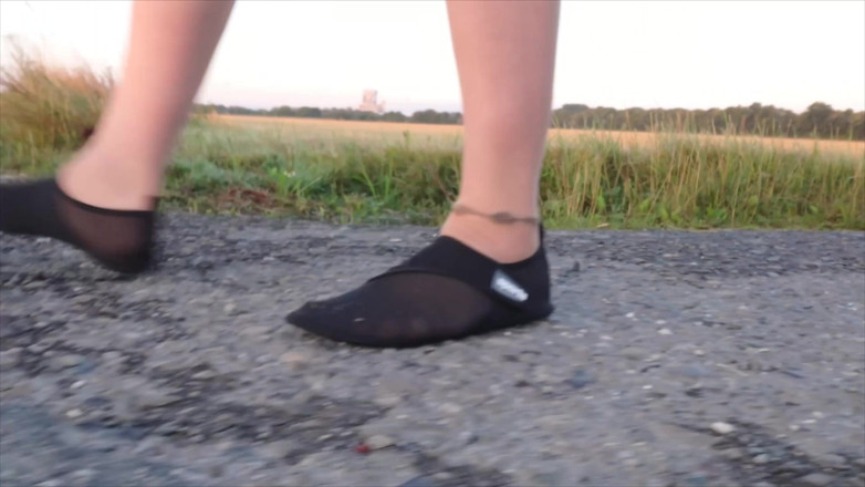 Footfetish: ถุงน่องสีสดใสและรองเท้าชายหาดในแอ่งน้ํา