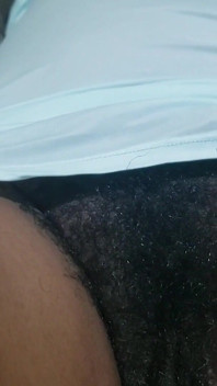 Stiefmoeder plaagt met hete lingerie harige kut close-up
