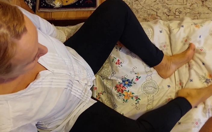 Selena701: Une femme mature blonde amateur aime le plaisir sexuel à demi...