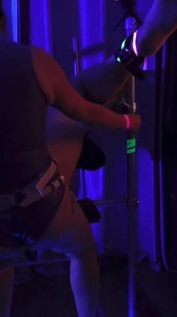 Glow in The Dark Nye - anal în cur cu vibratorul legat