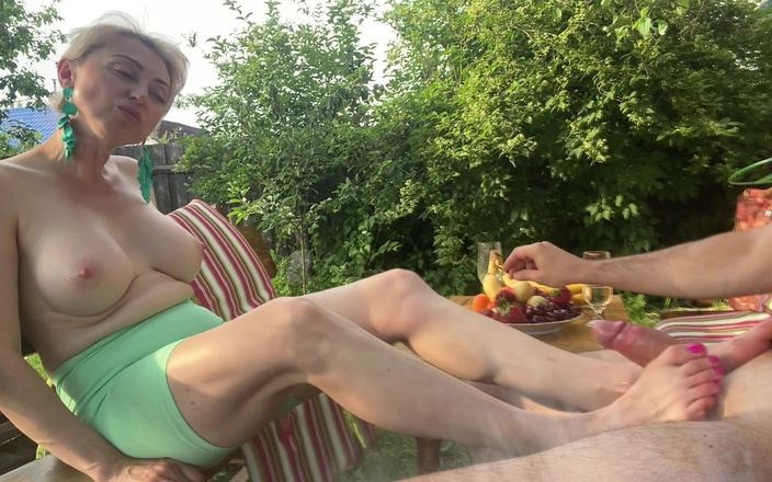 Foot Girls: Branlette dans la nature avec une pipe par une MILF...