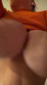 Scopami e lascia che la tua faccia accarezzi le mie tette enormi.