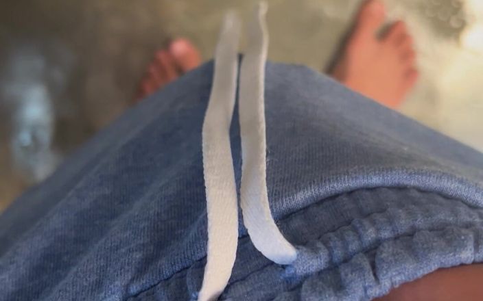 Quan Vietnam 18: 若いアジアの男の子は、公衆トイレで小さなペニスと大きな精液をジャークします