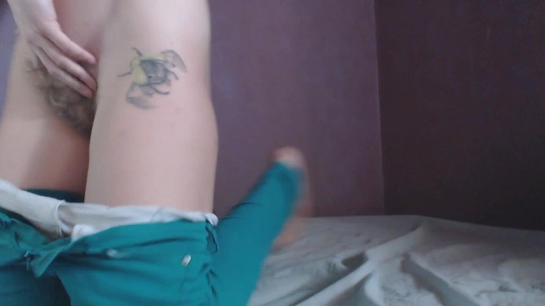 Risky Hairy Couple: Mengusik dengan pantat comel saya yang bertatu