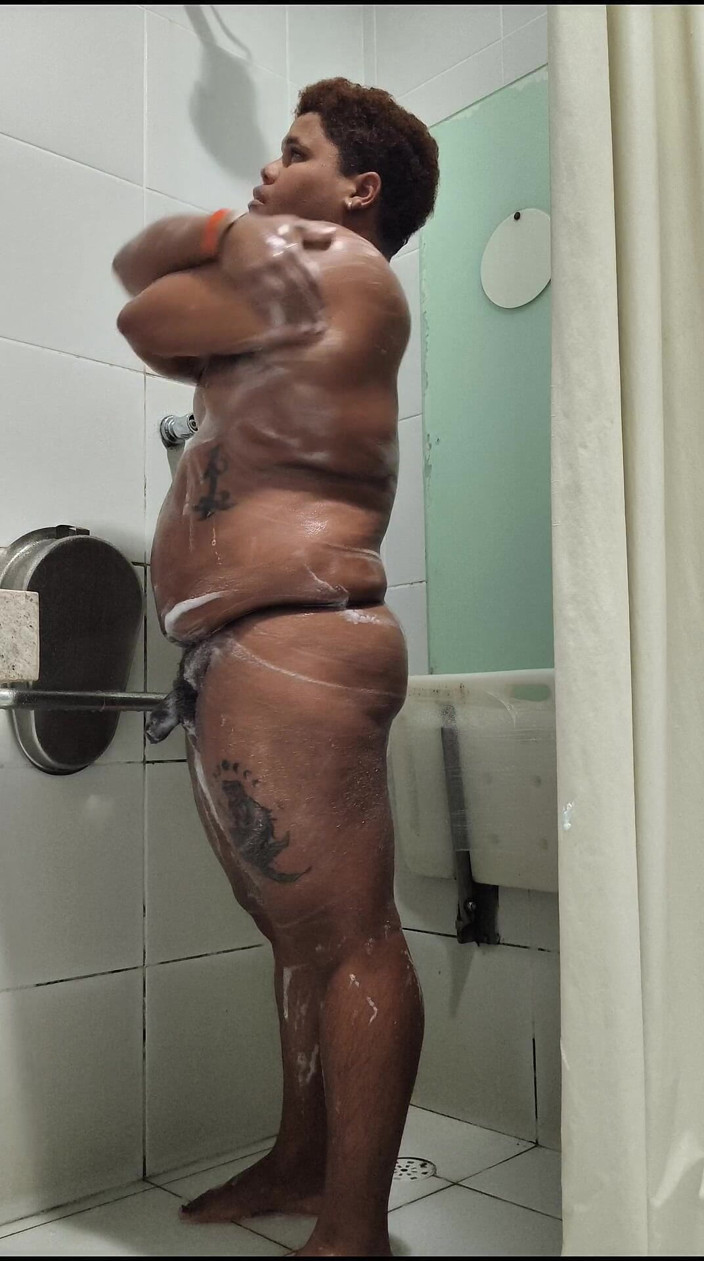 Blackteddybr: Ours Noir Prenant Un Bain Et Jouissant Dans Une Salle...