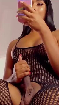 Trans rainha Carmina Khourmy mostra seus peitões, pau e bolas!