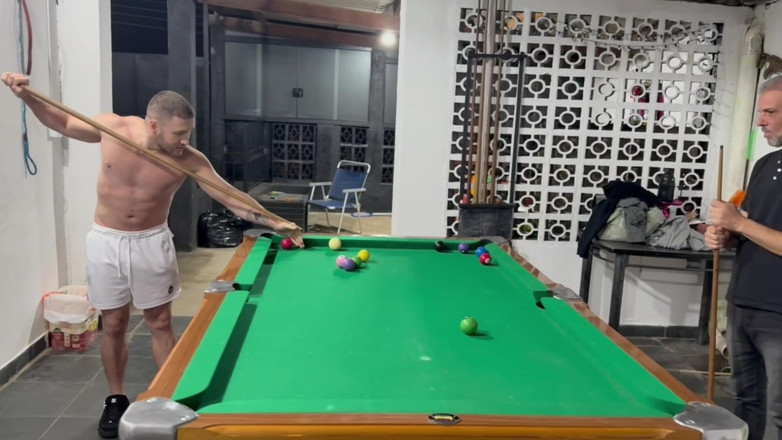 carmonaoficial: Herr Carmona und Victor Ferraz spielen nacktes Billard