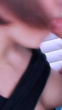 Katie Michaels zuigt een grote lul en slikt sperma