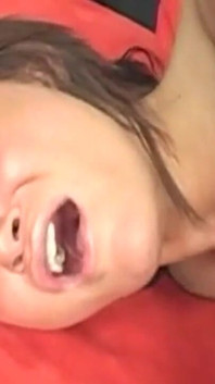 Une brune doigte sa chatte dégoulinante jusqu’à un orgasme explosif