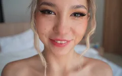 Une superbe blonde et sa chatte étroite
