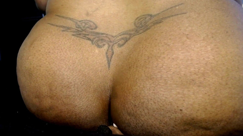 Maeling: Debaixo da bunda dela -