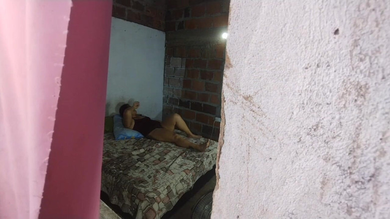 Adribella69: Eu vejo a prostituta da minha madrasta fodendo a amiga...