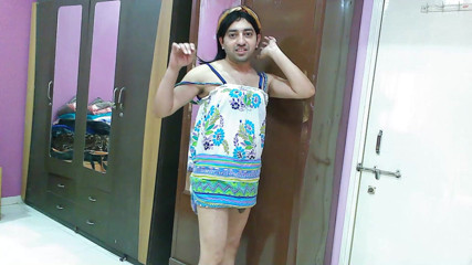 Cute & Nude Crossdresser: Heißer sissy-transvestört femboy im strandkleid und haarband.