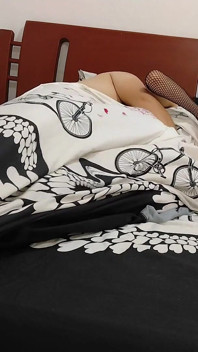 Macecha má sex pod peřinou se svým hloupým nevlastním synem