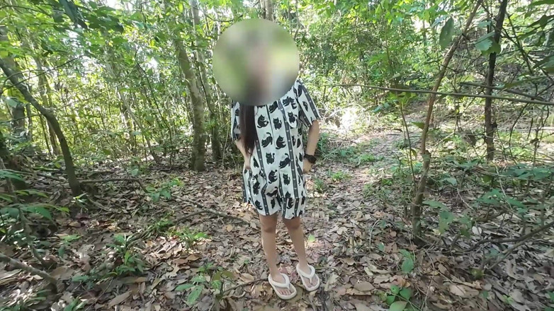 RealThaiSolo: Taylandlı kız ormanda işiyor ve acıyla böbürleniyor, ama mastürbasyon yapıyor...