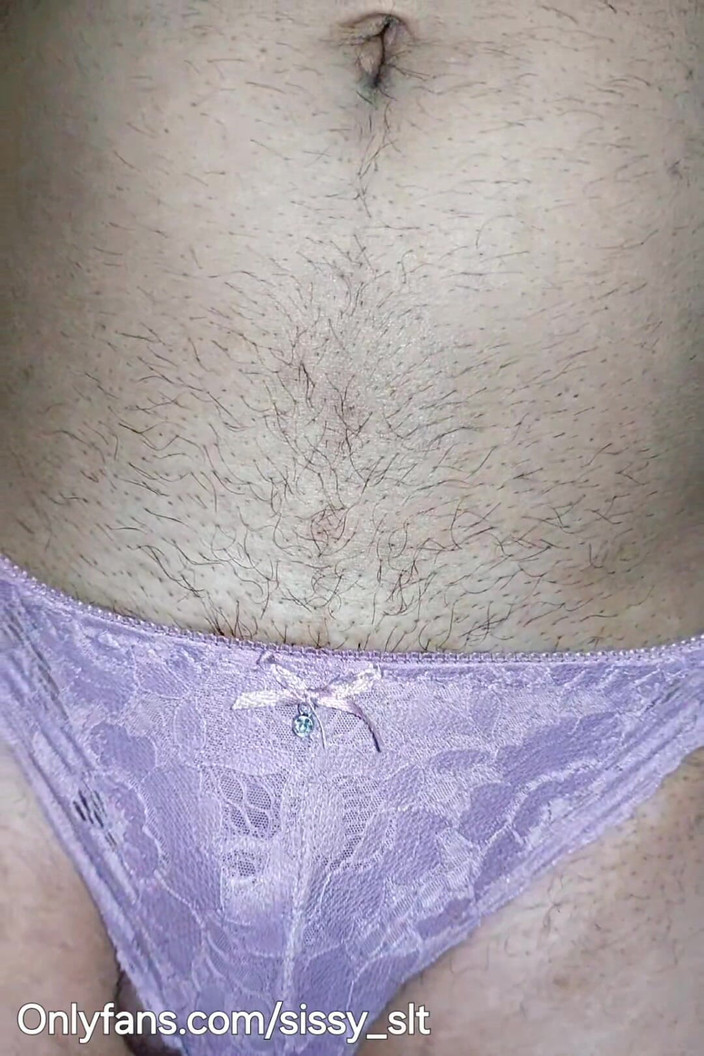 Sissy Slut Simran: लेडीबॉय पवित्रता पिंजरे और प्लग में आउटडोर कपड़े उतारती और पेशाब करती है