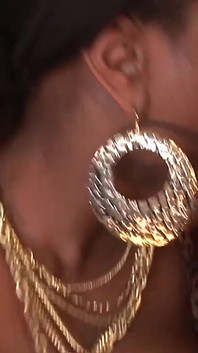 Awek gemuk cantik dengan zakar di dalam mulutnya dilahirkan semula