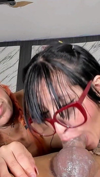 2 heiße schätzchen machen eine erstaunliche blowjob-show