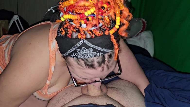 Funhousewife69: Yine iş başında ağzımda patlayana kadar yarağını emiyor