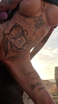 Tatuada milf adora foder ao ar livre
