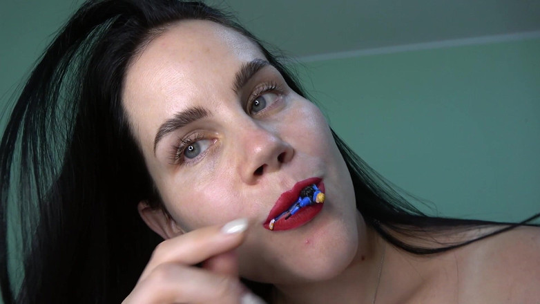 Anna Sky: Anna La Géante Joue Avec Un Homme Minuscule