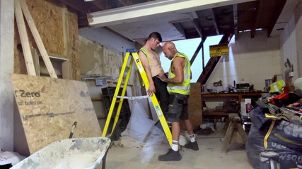 Zach Elliott: Stavební servis Hi-vis orální přesčas v dílně