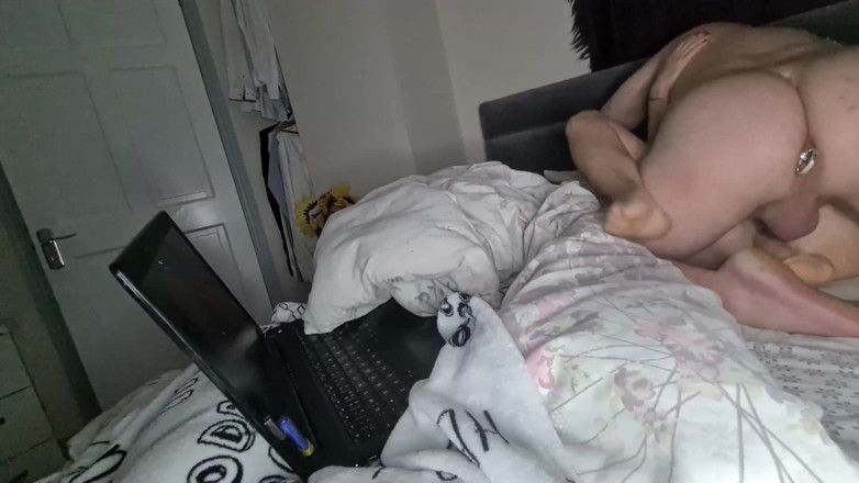 Anal Fetish Couple: Een enorme dildo en manliefs penis in haar strakke vagina