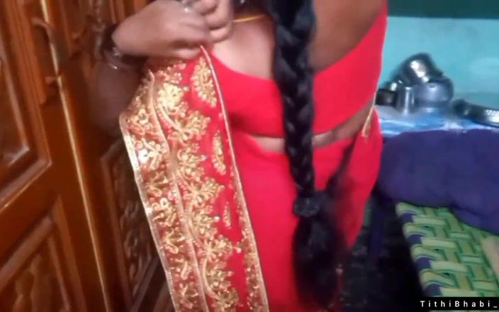 Ridowan: Desi Bhabi verandert haar rode shari.