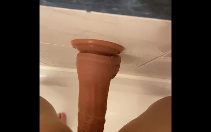 Nelyan Rose: Mijn dildo in de badkuip berijden als een vies meisje