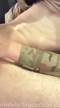 Ein Offizier in uniform fickte einen jungen Soldaten hart mit einem riesigen schwanz im arsch