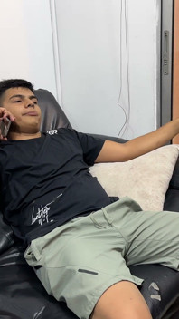 น้องสาวต่างแม่ที่กําลังเงี่ยนขัดจังหวะการโทรร้อนแรงของพี่ชายต่างแม่เพื่อจะได้มีเซ็กส์กับเขาและเอานมสดชื้นของเขา