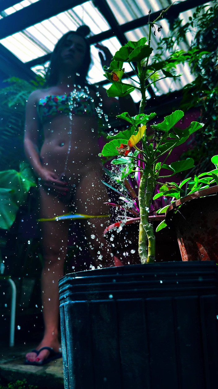 Rebeca Juicy: Čůrání na rostliny na zahradě.