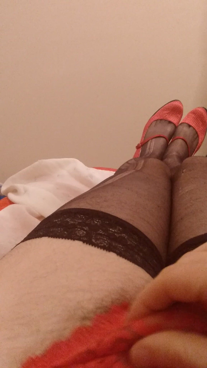 Cindy Belfast: Sissygasm in clitoride con plug nel culo