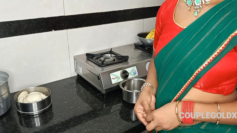 Sexy Komal: Komal lui a fait du thé au lait et l'a...