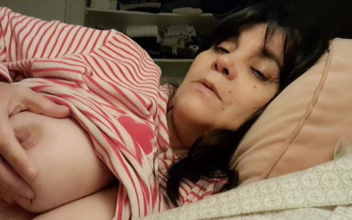 Mommy big hairy pussy: In bed met een jonge minnaar voel ik het hard