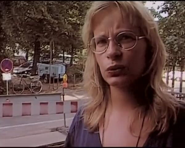 Deutsche XXX Filme: Si blonde dari Jerman menunjukkan cara dia bermain dengan muffnya