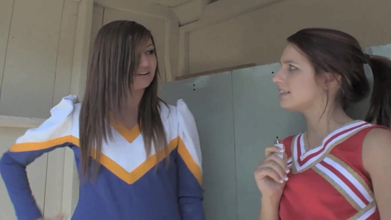Hot Lesbians X: Lesbische Cheerleaderinnen Cassandra Nix und Mary Jane Johnson lecken muschi.